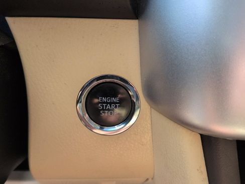 Used 2018 Toyota Highlander XLE FWD image 18