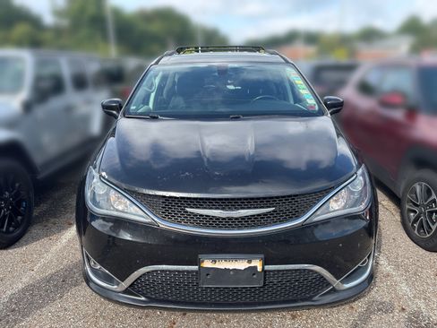 Used 2017 Chrysler Pacifica Touring-L FWD image 6