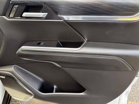 Used 2025 GMC Acadia Elevation image 8