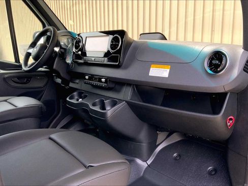 Used 2025 Mercedes-Benz Sprinter 2500 image 11