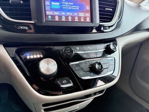 Used 2020 Chrysler Pacifica Touring-L image 27