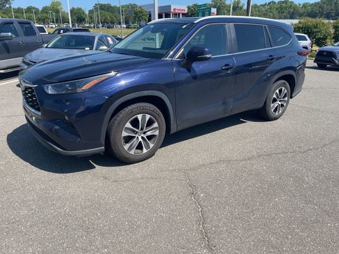 Used 2023 Toyota Highlander XLE FWD image 6