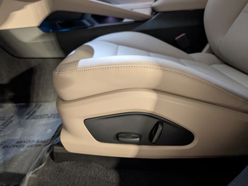 Certified 2025 Porsche Macan Electric image 16