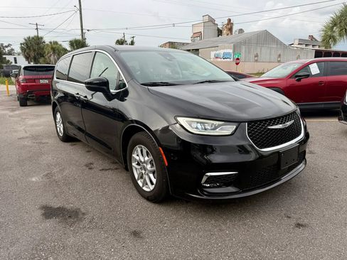 Used 2023 Chrysler Pacifica Touring-L FWD image 7