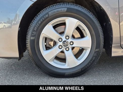 Used 2018 Toyota Sienna LE w/ Carpet Mat Package FWD image 16