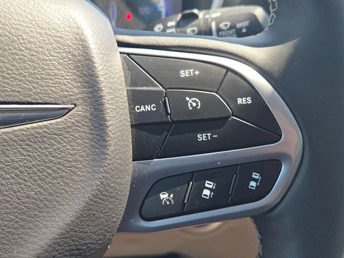 Certified 2024 Chrysler Pacifica Touring-L FWD image 34
