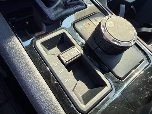 Used 2025 Toyota Tundra Limited AWD/4WD image 31