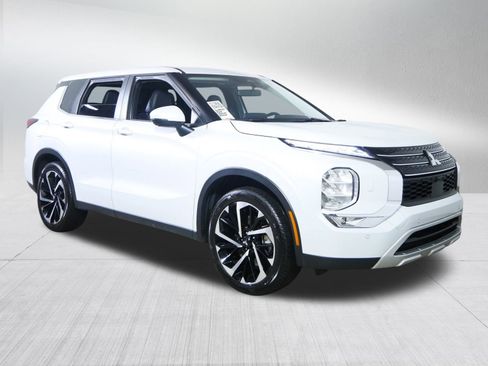 Used 2024 Mitsubishi Outlander SE image 1