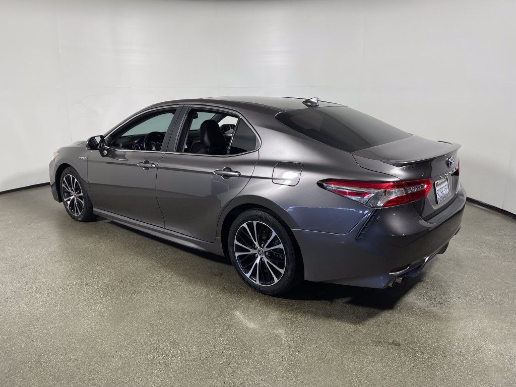 Certified 2020 Toyota Camry SE w/ Sunroof Package FWD image 5