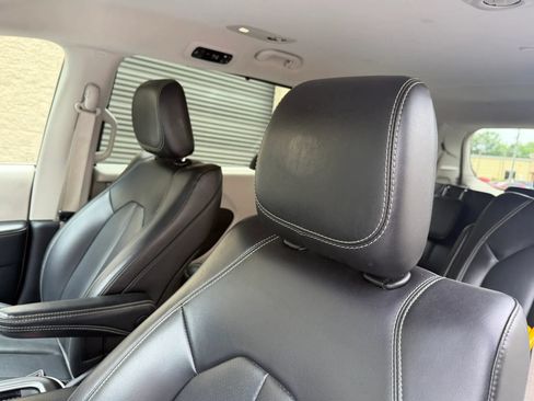 Used 2023 Chrysler Pacifica Touring-L FWD image 22