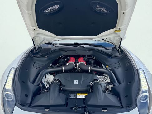Used 2015 Ferrari California T RWD image 9