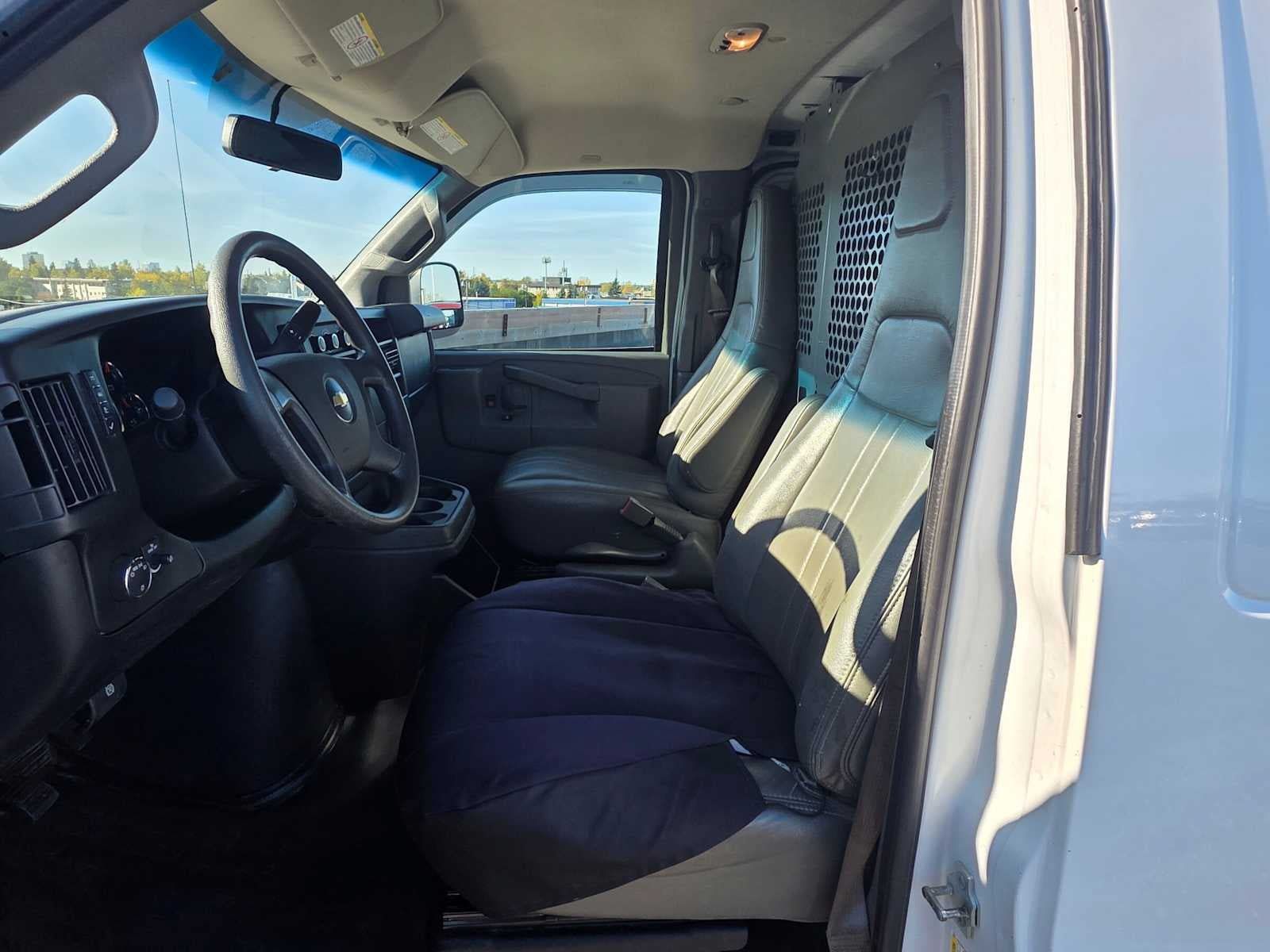 Used 2017 Chevrolet Express 3500 Extended RWD image 19