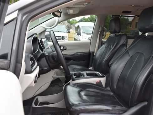 Used 2022 Chrysler Pacifica Touring-L FWD image 6