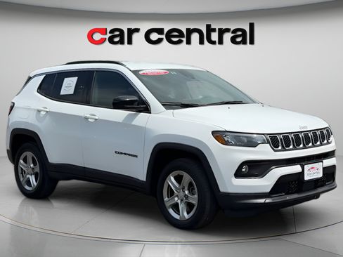 Used 2024 Jeep Compass Latitude w/ Altitude Special Edition AWD/4WD image 7