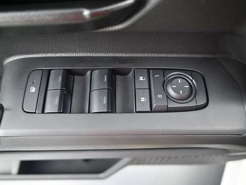 Used 2025 Toyota Tacoma SR5 AWD/4WD image 9