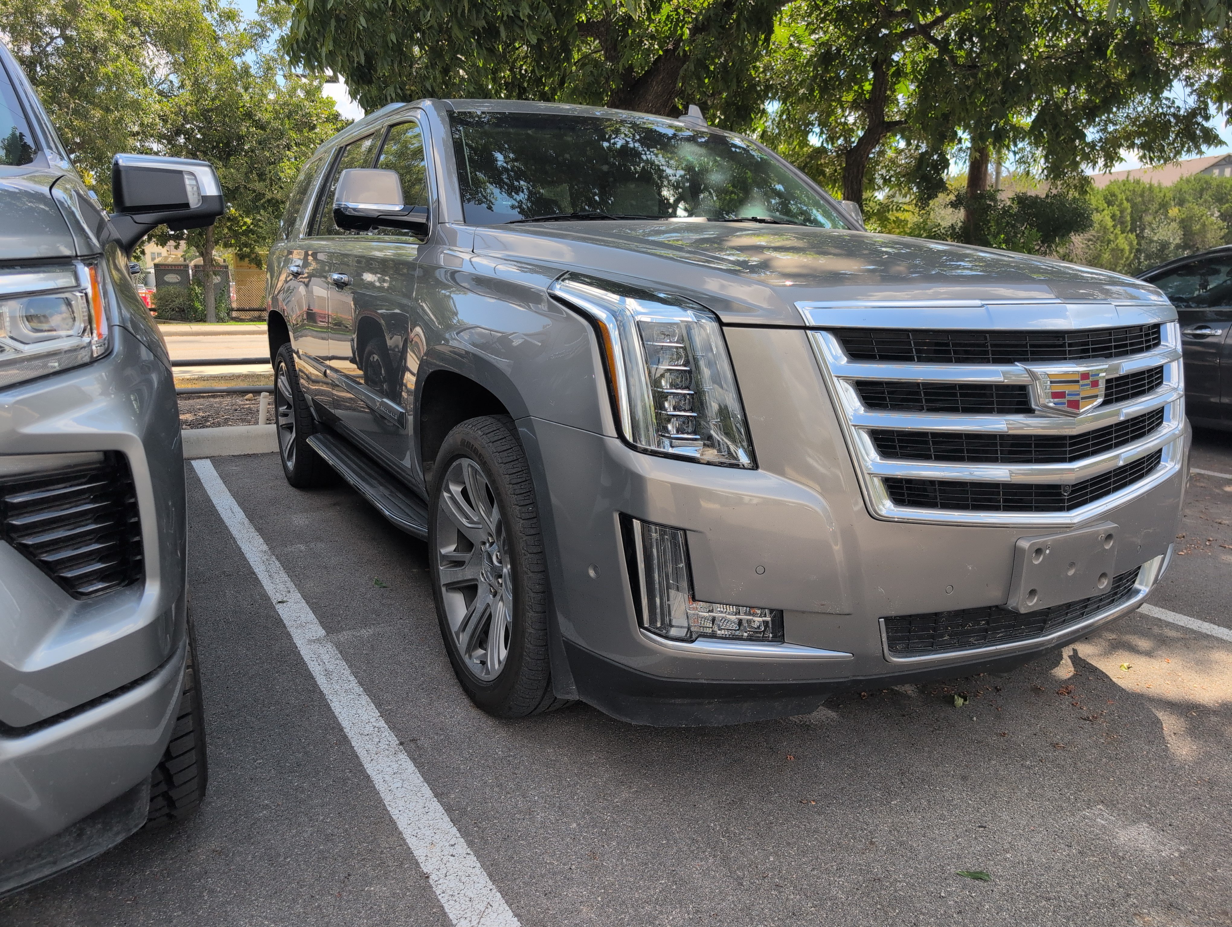 Used 2019 Cadillac Escalade Luxury RWD image 2