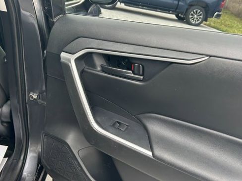 Used 2020 Toyota RAV4 LE image 39