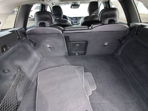 Used 2020 Volvo XC60 T5 Momentum image 30