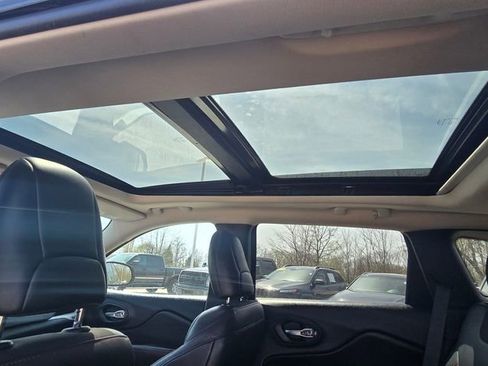 Used 2017 Jeep Cherokee Trailhawk w/ Comfort & Convenience Group AWD/4WD image 9