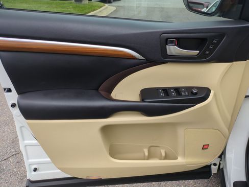Used 2019 Toyota Highlander Limited Platinum FWD image 12