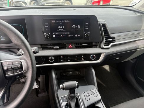 Used 2025 Kia Sportage LX FWD image 17