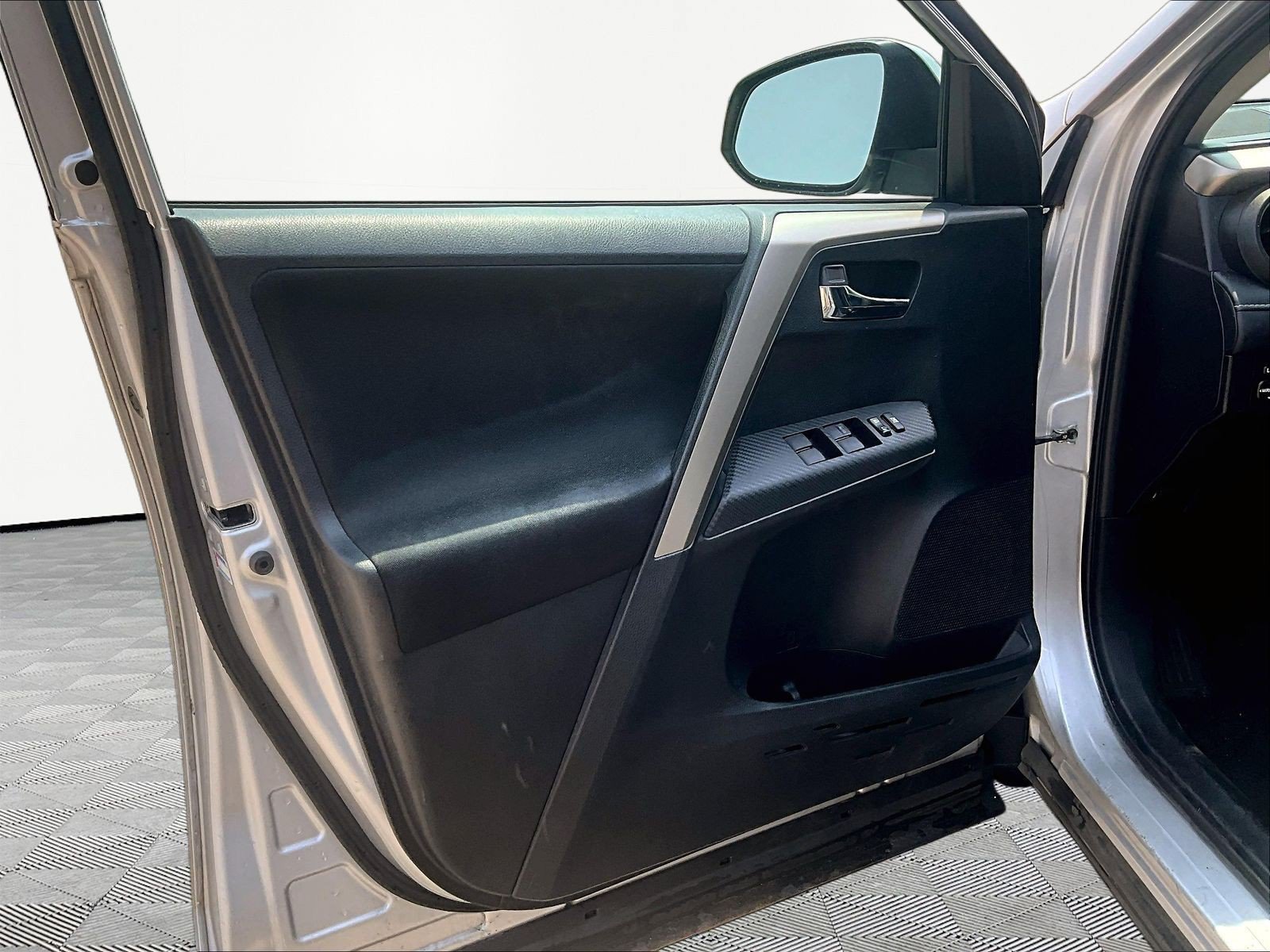 Used 2014 Toyota RAV4 XLE FWD image 19