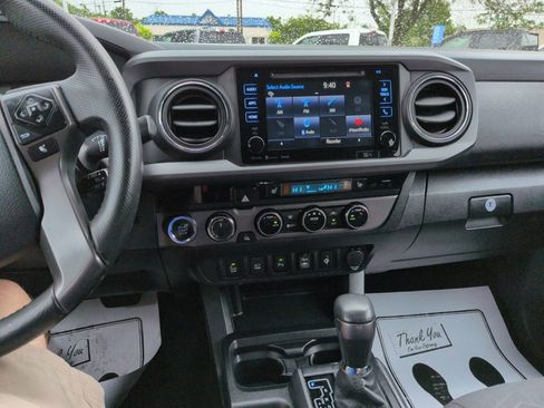 Used 2016 Toyota Tacoma TRD Sport w/ Premium & Technology Package AWD/4WD image 17