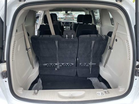 Used 2022 Chrysler Voyager LX image 19
