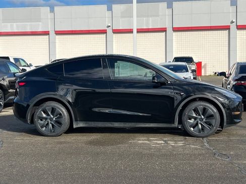Used 2024 Tesla Model Y Long Range image 3