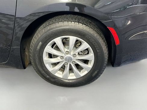 Used 2019 Chrysler Pacifica Touring-L FWD image 30