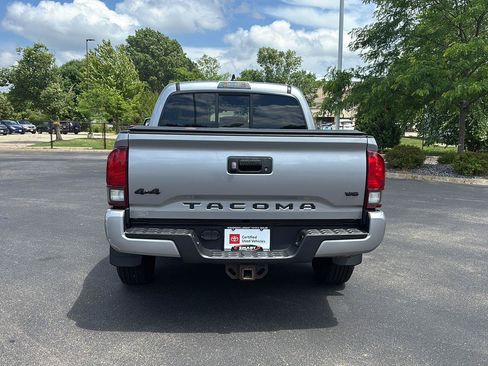 Used 2020 Toyota Tacoma SR AWD/4WD image 12