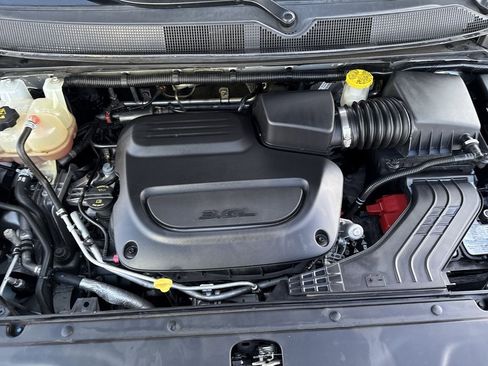 Used 2023 Chrysler Pacifica Touring-L image 15