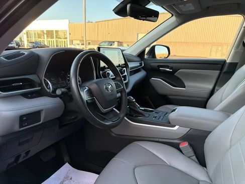 Used 2022 Toyota Highlander XLE AWD/4WD image 17