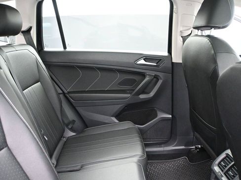 Used 2022 Volkswagen Tiguan SE w/ Panoramic Sunroof Package AWD/4WD image 19