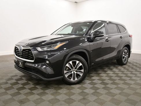 Used 2023 Toyota Highlander XLE AWD/4WD image 2
