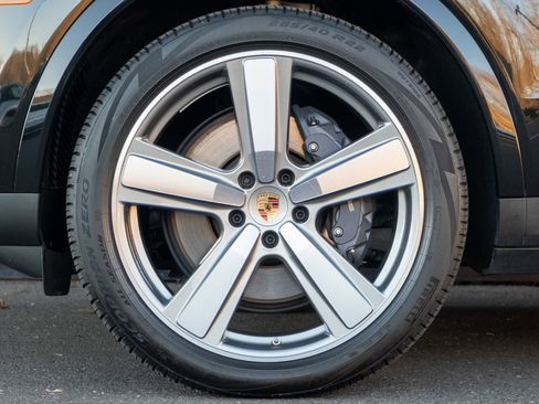 Certified 2025 Porsche Cayenne image 12