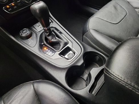 Used 2019 Jeep Cherokee Limited image 26