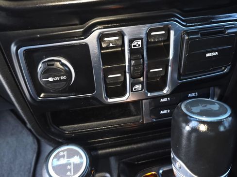 Used 2023 Jeep Wrangler Unlimited Sahara w/ Cold Weather Group AWD/4WD image 21