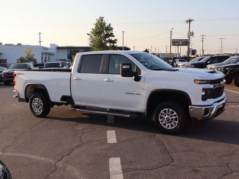 Used 2025 Chevrolet Silverado 2500 LT w/ Safety Package AWD/4WD image 2