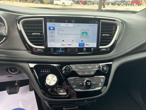 New 2026 Chrysler Pacifica Select image 14