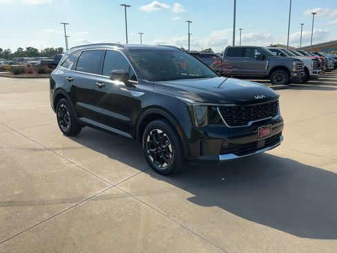 Used 2024 Kia Sorento S image 2