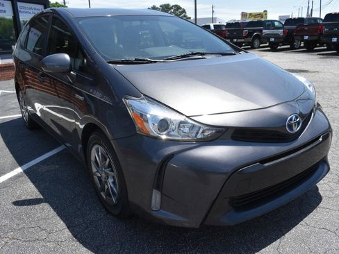 Used 2017 Toyota Prius V Three FWD image 4