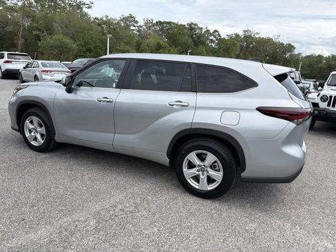 Used 2025 Toyota Highlander LE FWD image 4