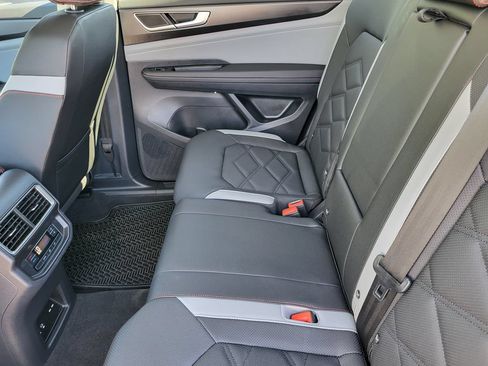 Used 2025 Volkswagen Atlas Peak Edition SE AWD/4WD image 27