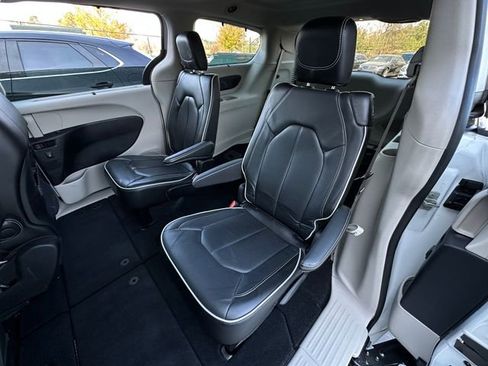 Used 2023 Chrysler Pacifica Limited image 36