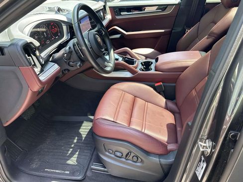 Certified 2025 Porsche Cayenne Coupe AWD/4WD image 19