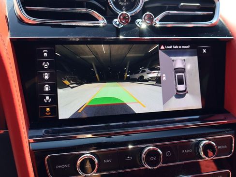 Certified 2023 Bentley Bentayga AWD/4WD image 19
