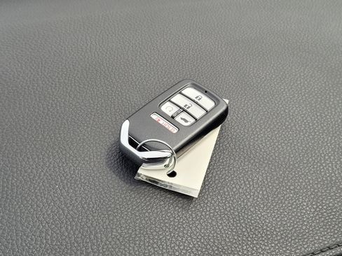 Used 2021 Honda Pilot Touring image 11