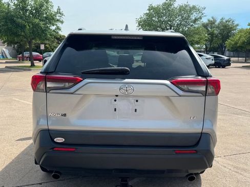 Used 2019 Toyota RAV4 LE w/ Carpet Mat Package image 4