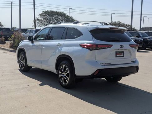 Used 2022 Toyota Highlander XLE image 9